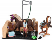 Schleich Horse Club - Wasplaats met Horse Club Emily & Luna - Speelfigurenset - Kinderspeelgoed voor Jongens en Meisjes - 5 tot 12 jaar - 14 Onderdelen